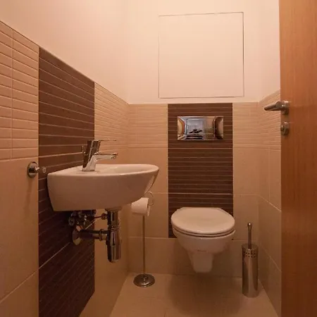 Apollo - Key-box - Free Parking *