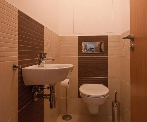 Apollo - Key-box - Free Parking *